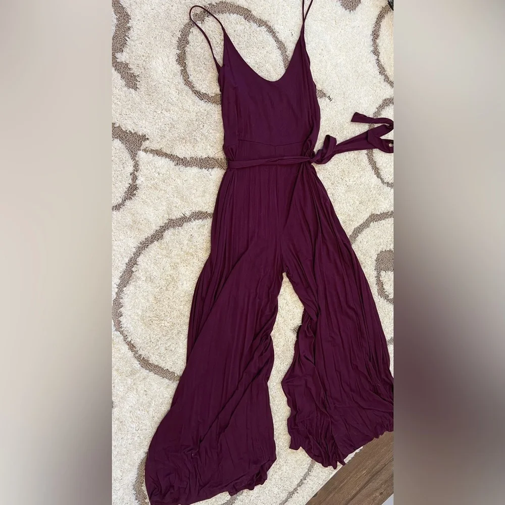 Purple jumpsuit with slits on both legs. Tie for the waist. - Picture 5 of 9